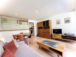 a living room with a couch and a table at Studio lumineux proche plage, bois, marché - 4 pers, parking, animaux acceptés - FR-1-245-207 in Le Pouliguen