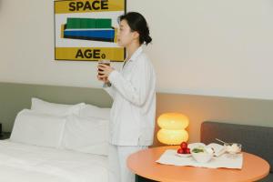 Time Terminal Hotel Daejeon 2nd by AanK tesisinde bir odada yatak veya yataklar