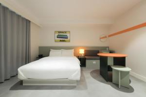 Time Terminal Hotel Daejeon 2nd by AanK tesisinde bir odada yatak veya yataklar