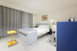 Time Terminal Hotel Daejeon 2nd by AanK tesisinde bir odada yatak veya yataklar