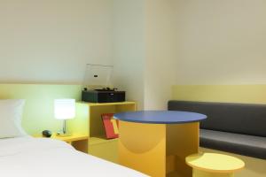 Time Terminal Hotel Daejeon 2nd by AanK tesisinde bir odada yatak veya yataklar