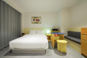 Time Terminal Hotel Daejeon 2nd by AanK tesisinde bir odada yatak veya yataklar