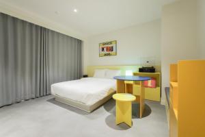 Time Terminal Hotel Daejeon 2nd by AanK tesisinde bir odada yatak veya yataklar
