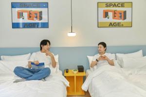 Time Terminal Hotel Daejeon 2nd by AanK tesisinde bir odada yatak veya yataklar
