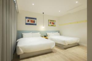 Time Terminal Hotel Daejeon 2nd by AanK tesisinde bir odada yatak veya yataklar