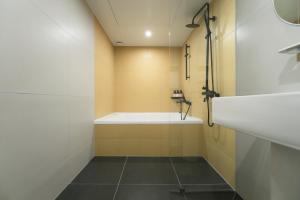 Time Terminal Hotel Daejeon 2nd by AanK tesisinde bir banyo