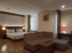 Postel nebo postele na pokoji v ubytování Oak Tree Emerald Hotel & Coventions Semarang