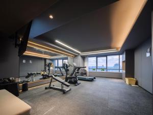 Fitness centrum a/nebo fitness zařízení v ubytování Atour Hotel Zhengzhou Erqi Plaza David City