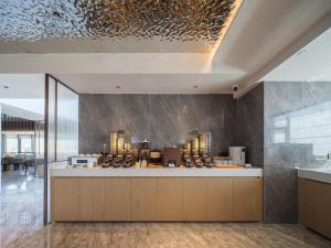 Kuchyň nebo kuchyňský kout v ubytování Atour Hotel Zhengzhou Erqi Plaza David City