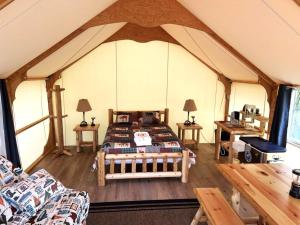 ein Schlafzimmer in einem Zelt mit einem Bett darin in der Unterkunft Howling Wolf Resort in Seward