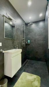 Kúpeľňa v ubytovaní Ferienwohnung im Thermenland + 29 fotografií