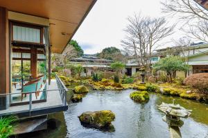 佳松日式旅馆外面的花园