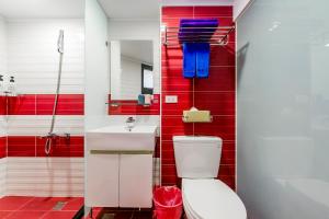 Bilik mandi di Happiness Romantic B&B