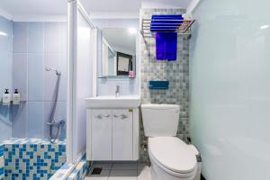 Bilik mandi di Happiness Romantic B&B