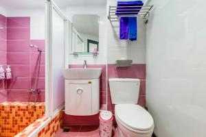 Bilik mandi di Happiness Romantic B&B