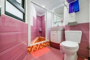 Bilik mandi di Happiness Romantic B&B