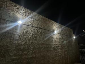 dos luces en el costado de una pared por la noche en Recanto da Bia, en Campos do Jordão