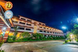 un edificio con un cartello davanti di The Ligor City Hotel a Nakhon Si Thammarat