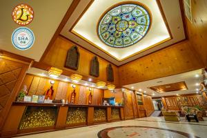 una hall con una vetrata e una farmacia di The Ligor City Hotel a Nakhon Si Thammarat Altre 49 foto