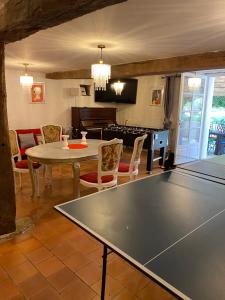 Tennis de table au sein de l'établissement COUNTRY HOUSE La VILLAE ou à proximité