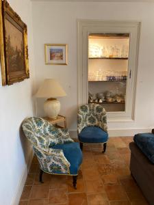 Coin salon dans l'établissement COUNTRY HOUSE La VILLAE