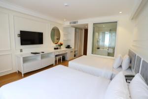 Postel nebo postele na pokoji v ubytování Le Marais Hotel Dalat