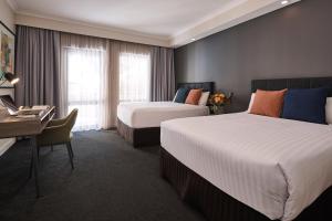 Postel nebo postele na pokoji v ubytování Esplanade Hotel Fremantle - by Rydges