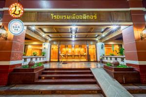 una hall di un hotel con una scala di fronte di The Ligor City Hotel a Nakhon Si Thammarat