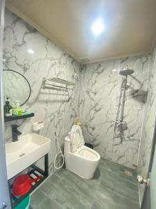 un bagno con un water bianco e un lavandino di Villa Biển Đêm - Đảo Phú Quý a Cu Lao Thu