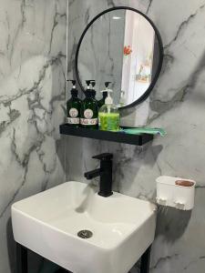 un bagno con lavandino e specchio di Villa Biển Đêm - Đảo Phú Quý a Cu Lao Thu Altre 33 foto