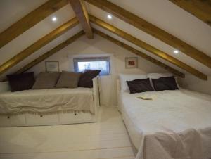 two beds in a room with a attic at Kuća za odmor Brigitaa in Jezera