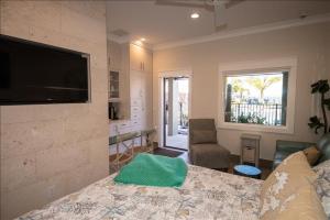 TV/trung tâm giải trí tại The Rod and Reel Resort Suite 3