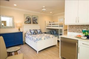 Giường trong phòng chung tại The Rod and Reel Resort Grand Suite 6 +12 ảnh