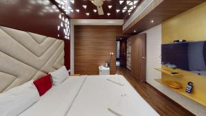 TV a/nebo společenská místnost v ubytování HOTEL VIJAYARANI + 26 fotografií