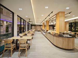 Restoran või mõni muu söögikoht majutusasutuses Hi Chiangrai Hotel