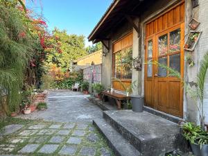 高雄月光寶盒旅店 Moonlight Hostel的外边有木门和长凳的房子