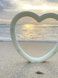 un oggetto bianco a forma di cuore sulla spiaggia di Ceylon Beach haven Uppuveli a Trincomalee Altre 37 foto