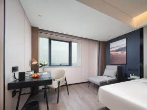 Postel nebo postele na pokoji v ubytování Atour Hotel Zhengzhou Erqi Plaza David City
