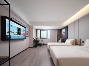 Postel nebo postele na pokoji v ubytování Atour Hotel Zhengzhou Erqi Plaza David City