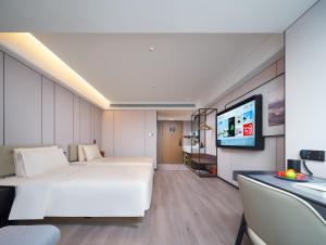 TV a/nebo společenská místnost v ubytování Atour Hotel Zhengzhou Erqi Plaza David City