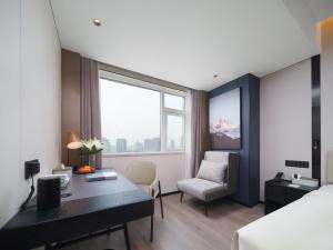 Postel nebo postele na pokoji v ubytování Atour Hotel Zhengzhou Erqi Plaza David City