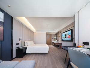 Postel nebo postele na pokoji v ubytování Atour Hotel Zhengzhou Erqi Plaza David City