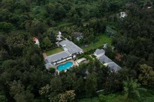 Bazén v ubytování Inventree Aranya Resort & Spa nebo v jeho okolí