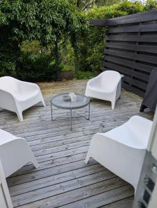 スタヴァンゲルにあるSentrumsnær leilighetのパティオ(白い椅子2脚、ガラステーブル付)