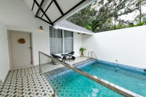 Bazén v ubytování Inventree Aranya Resort & Spa nebo v jeho okolí