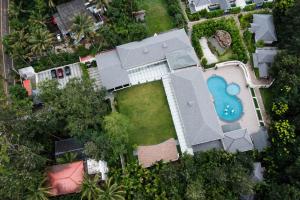 Bazén v ubytování Inventree Aranya Resort & Spa nebo v jeho okolí