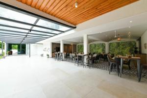 Restaurace v ubytování Inventree Aranya Resort & Spa