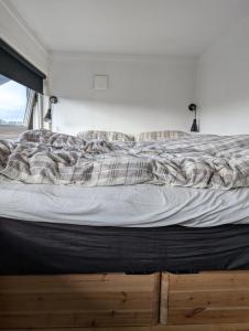 スタヴァンゲルにあるSentrumsnær leilighetのベッド1台