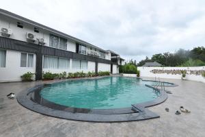 Bazén v ubytování Inventree Aranya Resort & Spa nebo v jeho okolí
