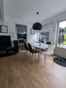 スタヴァンゲルにあるSentrumsnær leilighetのダイニングテーブルと椅子のあるリビングルーム